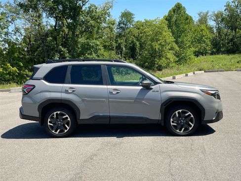 Used 2025 Subaru Forester Premium AWD/4WD image 4