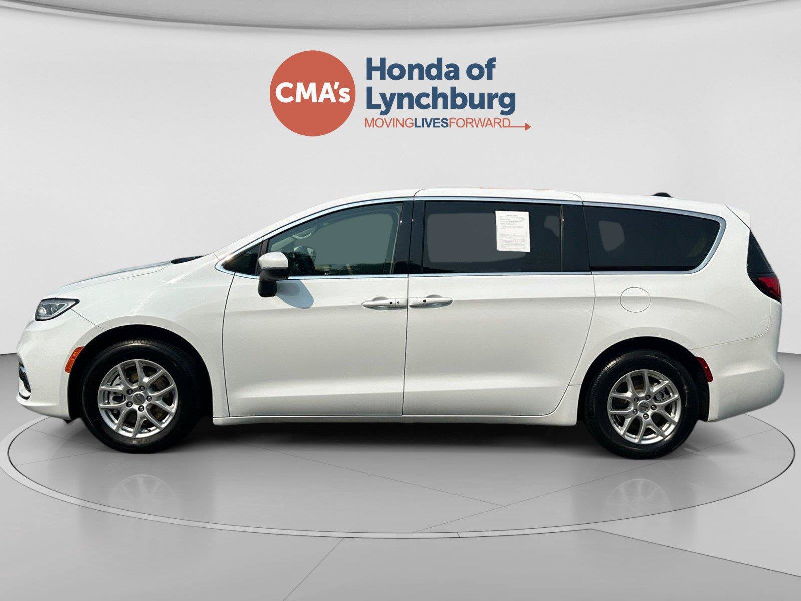 Used 2023 Chrysler Pacifica Touring-L FWD image 2
