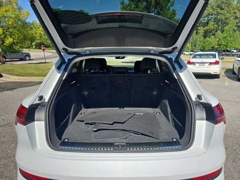 Used 2021 Audi e-tron Premium w/ Towing Package AWD/4WD image 12