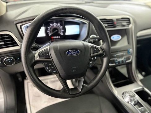 Used 2017 Ford Fusion SE w/ Fusion SE Technology Package image 22