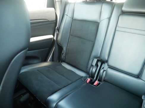 Used 2022 Jeep Grand Cherokee Laredo X AWD/4WD image 12