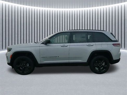 New 2025 Jeep Grand Cherokee Altitude image 17