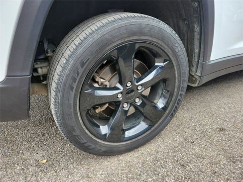 Used 2023 Jeep Grand Cherokee L Laredo image 7