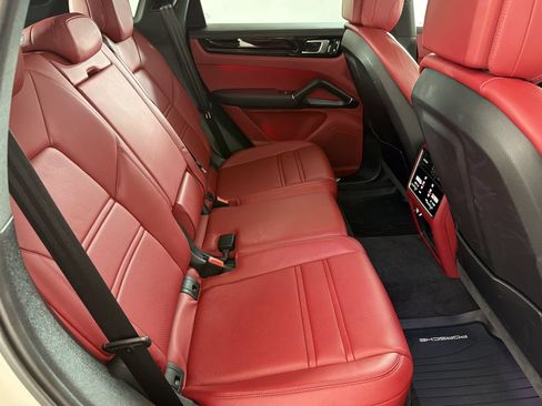 Certified 2023 Porsche Cayenne AWD/4WD image 31