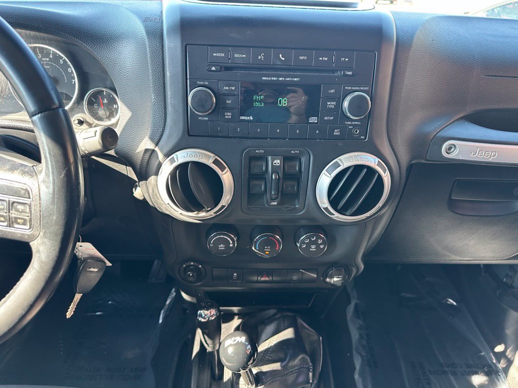Used 2014 Jeep Wrangler Unlimited Sahara w/ Connectivity Group AWD/4WD image 21