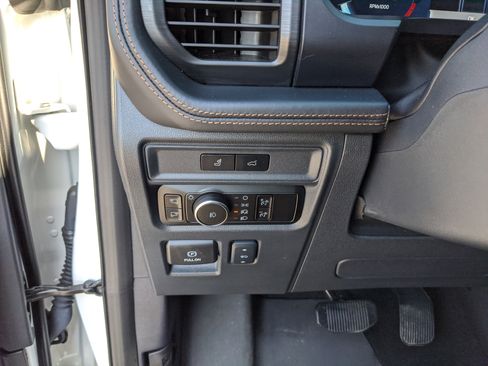 Used 2024 Ford Expedition Platinum image 32