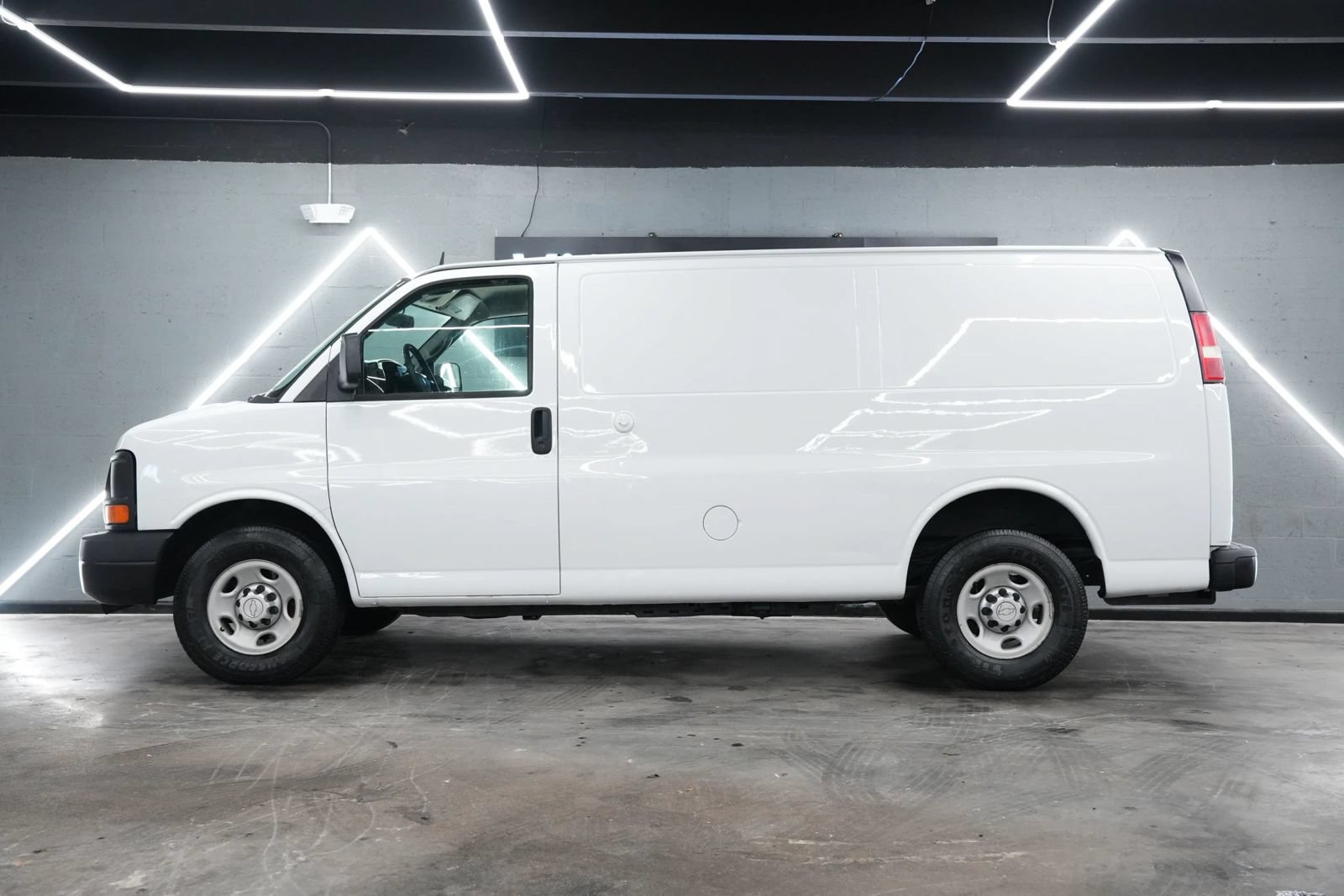 Used 2015 Chevrolet Express 2500 RWD image 10