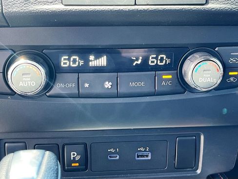 Used 2022 Nissan Frontier PRO-4X w/ Technology Package AWD/4WD image 16