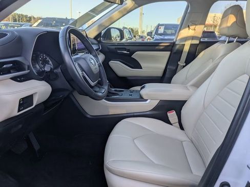 Used 2023 Toyota Highlander XLE image 26