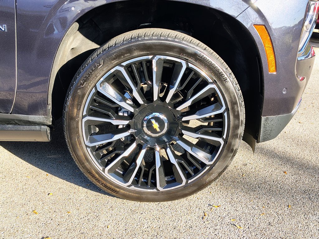 Used 2025 Chevrolet Suburban High Country AWD/4WD image 15