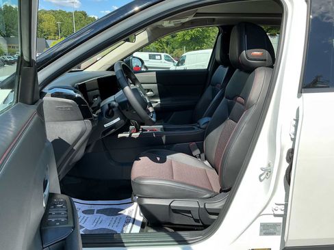 Used 2025 Nissan Kicks SR w/ SR Premium Package FWD image 13