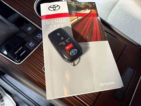 Used 2024 Toyota Sienna LE AWD/4WD image 43