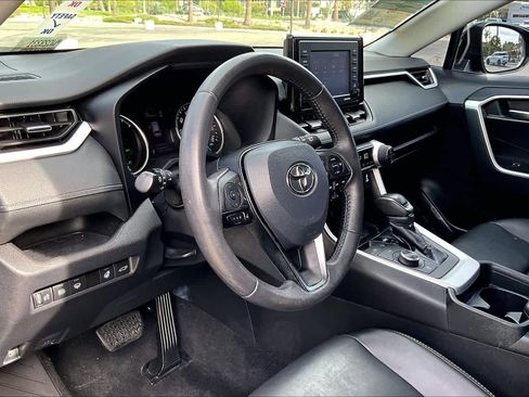Used 2021 Toyota RAV4 XLE Premium image 15
