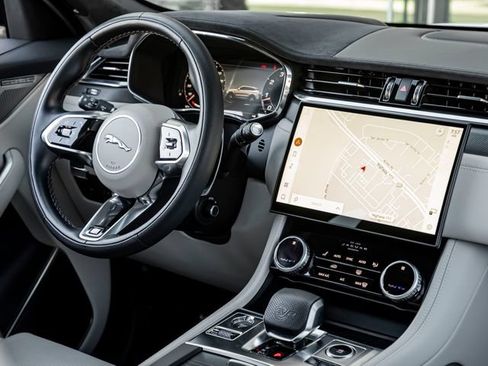 Used 2024 Jaguar F-PACE SVR AWD/4WD image 39
