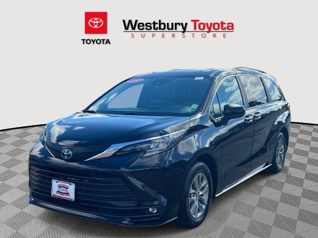 Used 2025 Toyota Sienna XLE FWD image 5