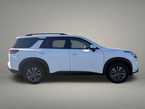Used 2025 Nissan Pathfinder SV image 6