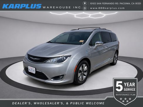 Used 2017 Chrysler Pacifica Platinum FWD image 1