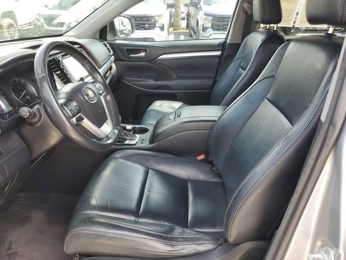 Used 2017 Toyota Highlander SE image 16