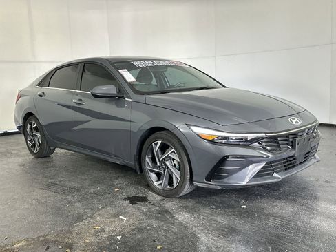 Used 2025 Hyundai Elantra SEL FWD image 2