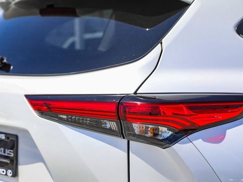 Used 2023 Toyota Highlander XLE FWD image 9