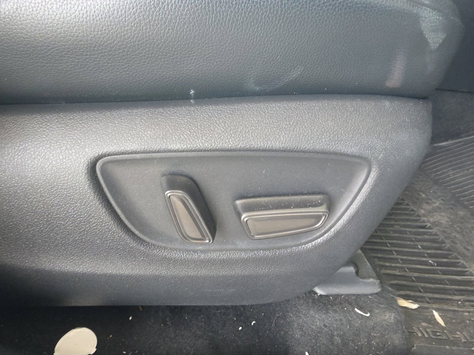 Used 2021 Toyota Highlander XLE AWD/4WD image 25