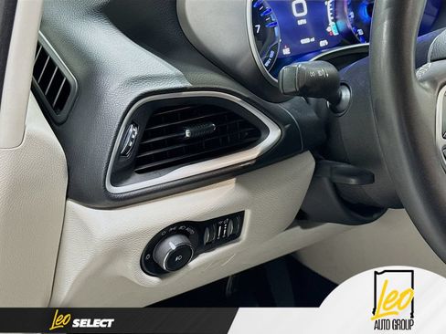 Used 2022 Chrysler Pacifica Touring-L FWD image 13