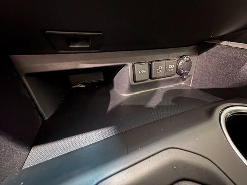 Used 2021 Toyota Highlander XLE AWD/4WD image 24