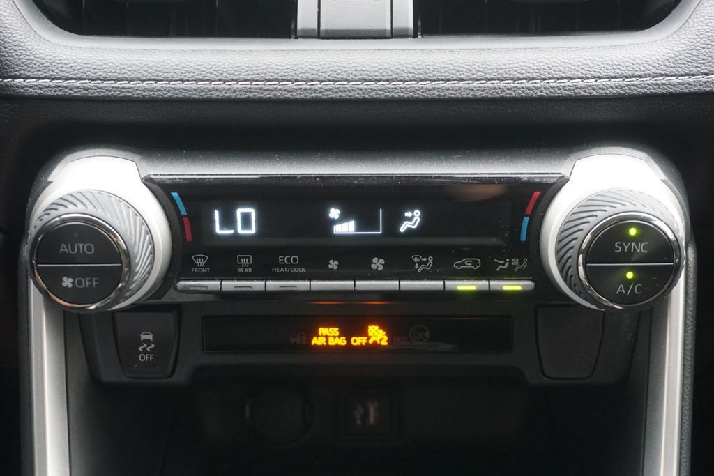 Used 2025 Toyota RAV4 XLE AWD/4WD image 11