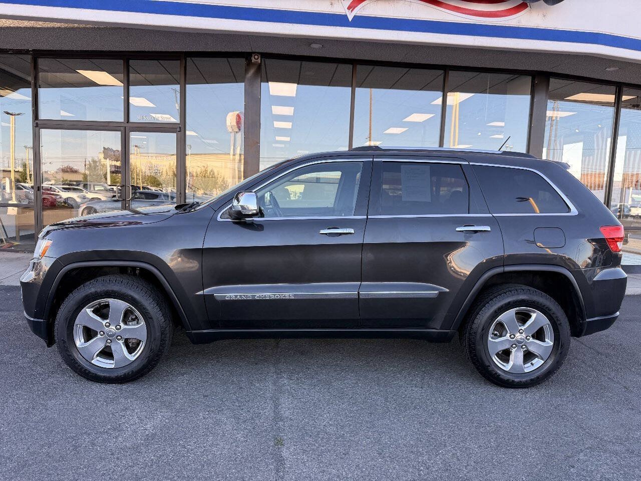 Used 2011 Jeep Grand Cherokee Limited AWD/4WD image 2
