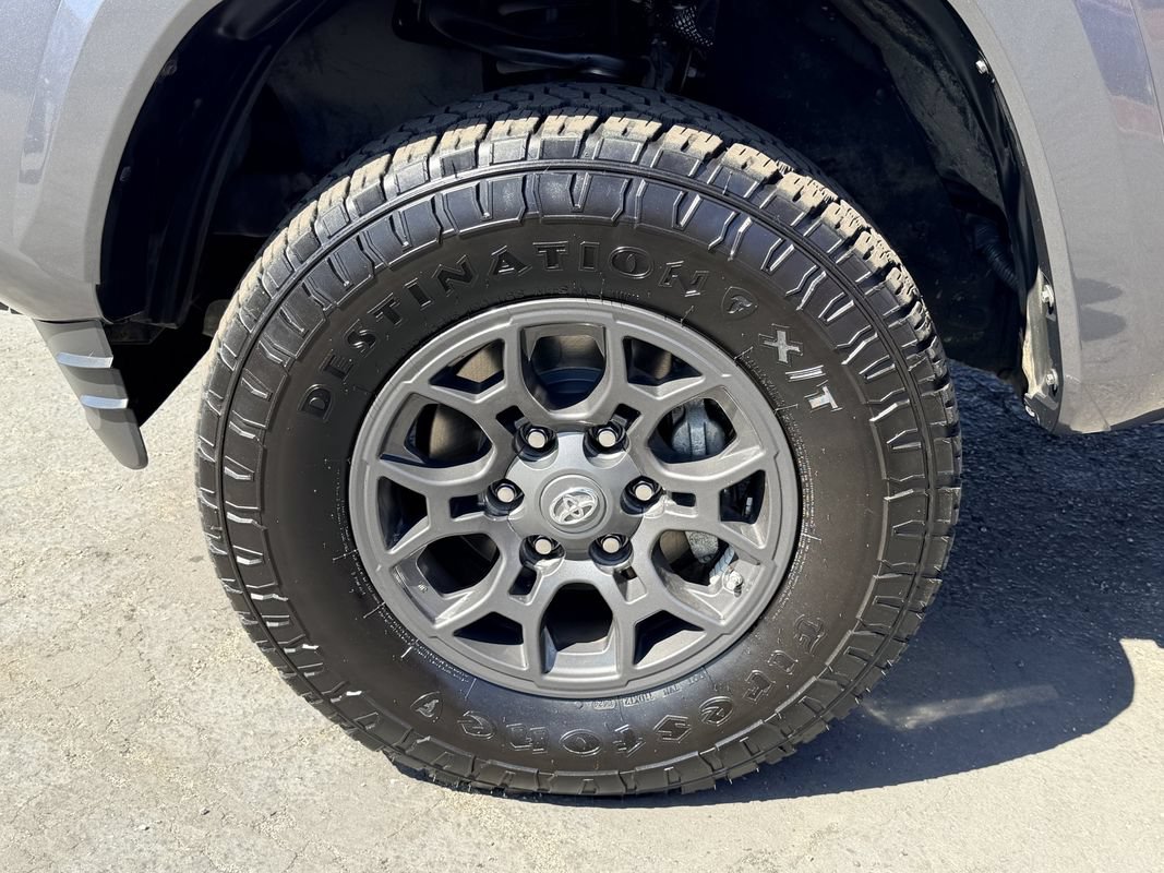 Used 2017 Toyota Tacoma SR5 w/ Tow Package RWD image 11