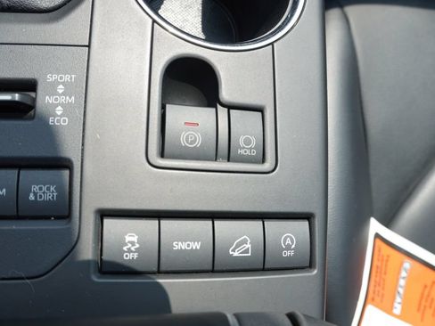 Used 2021 Toyota Highlander XLE AWD/4WD image 32