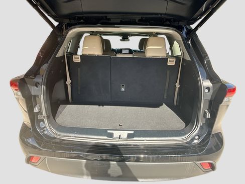 Used 2022 Toyota Highlander XLE image 27