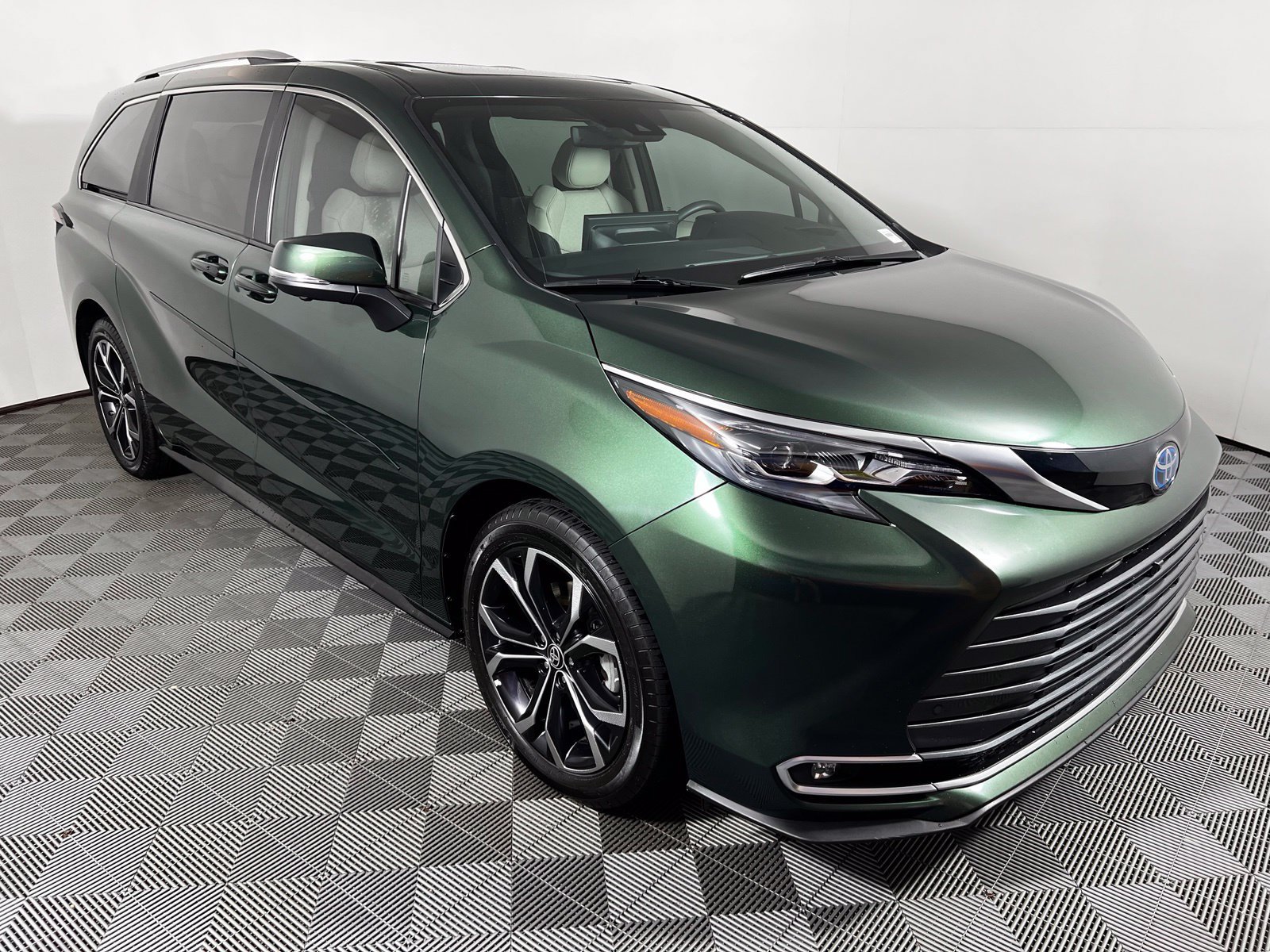 Certified 2025 Toyota Sienna Platinum FWD image 3