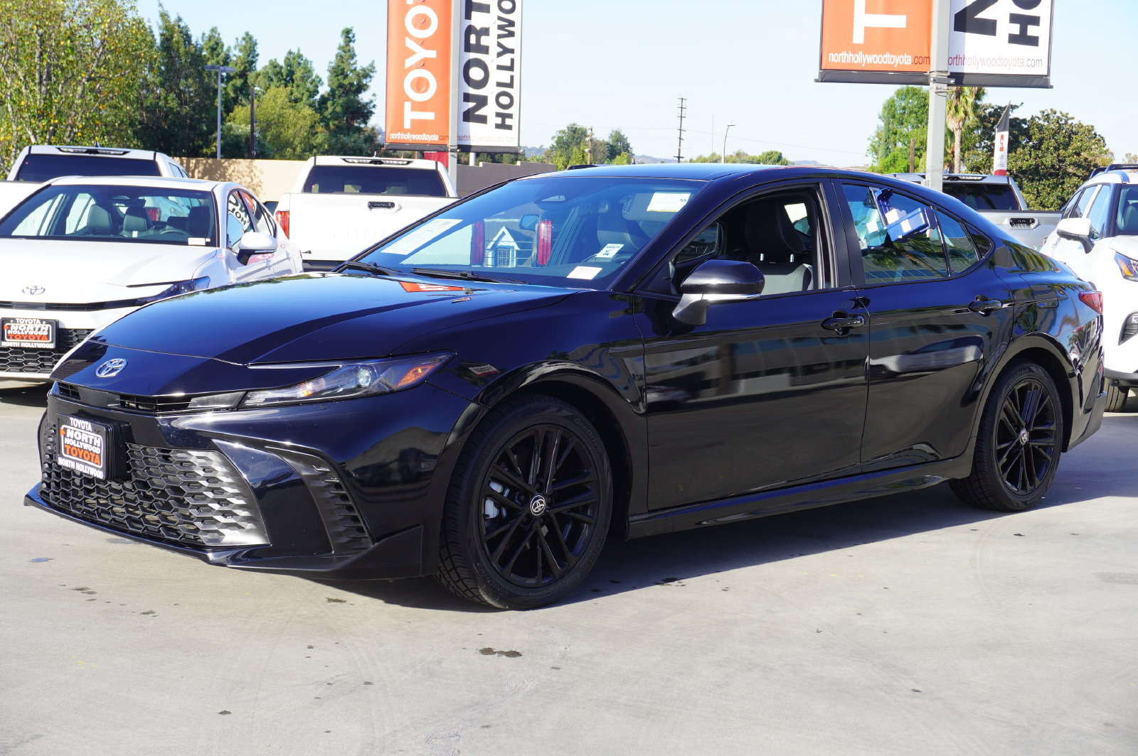 Used 2025 Toyota Camry SE FWD image 4