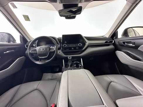 Used 2023 Toyota Highlander XLE AWD/4WD image 19