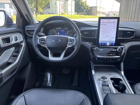 Used 2024 Ford Explorer Limited w/ Limited Technology Package AWD/4WD image 2