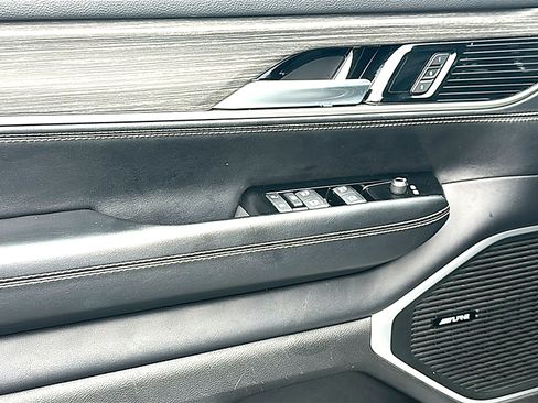 Used 2024 Jeep Wagoneer L Series II image 16