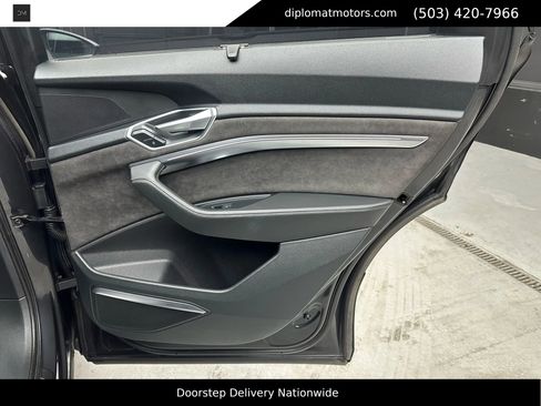 Used 2019 Audi e-tron Prestige w/ Prestige Package image 28