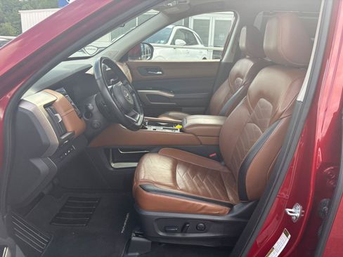 Used 2023 Nissan Pathfinder Platinum FWD image 17