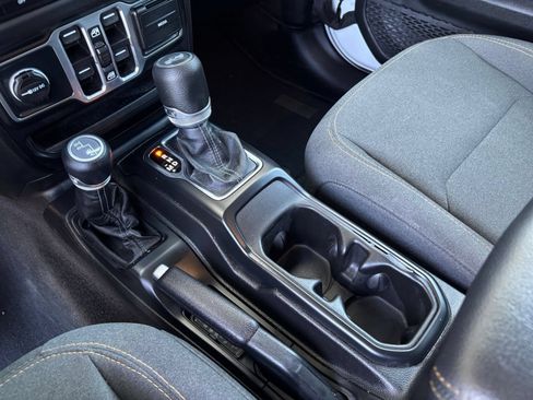 Used 2025 Jeep Wrangler Unlimited Sahara AWD/4WD image 40