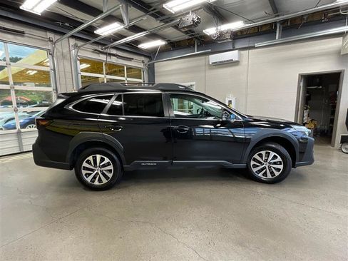 Used 2023 Subaru Outback Premium AWD/4WD image 6
