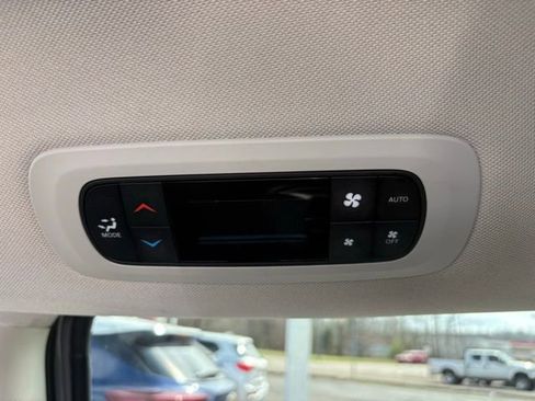 Used 2023 Chrysler Pacifica Touring-L image 36