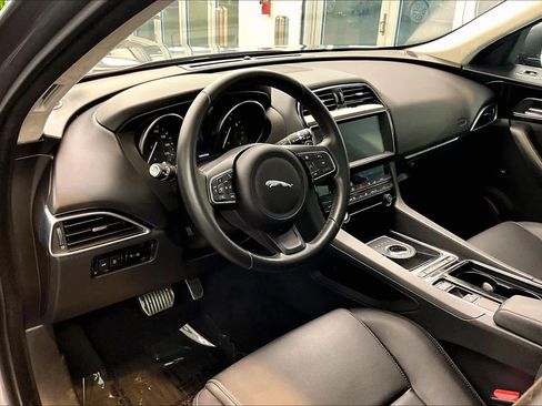 Used 2019 Jaguar F-PACE Premium image 34