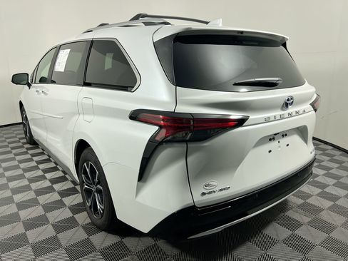 Used 2025 Toyota Sienna Platinum image 7
