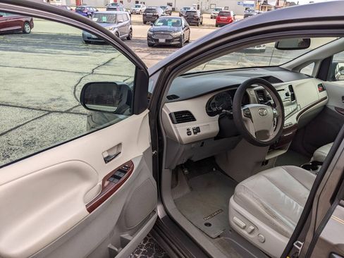 Used 2013 Toyota Sienna XLE FWD image 9
