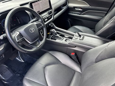 Used 2025 Toyota Grand Highlander AWD image 11