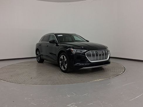 Used 2022 Audi e-tron Premium Plus image 7