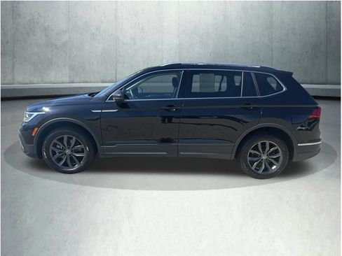 Used 2023 Volkswagen Tiguan SE w/ Panoramic Sunroof Package FWD image 2