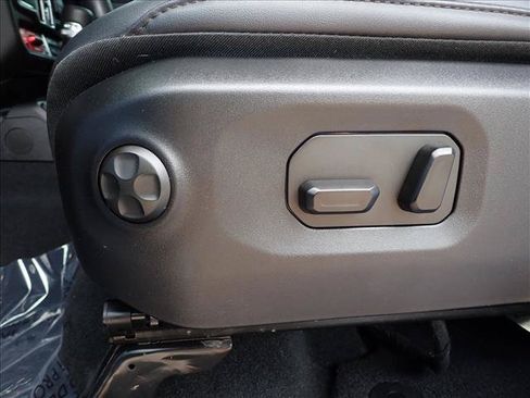 Used 2024 Jeep Gladiator Rubicon w/ Convenience Group AWD/4WD image 11