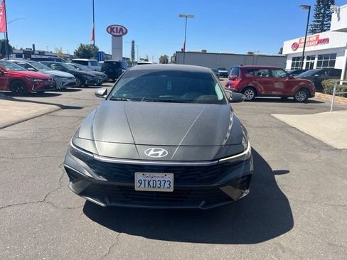 Used 2025 Hyundai Elantra SE FWD image 2